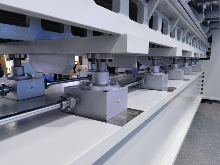 Screw jack lifting system for textile machinery frame adjustment