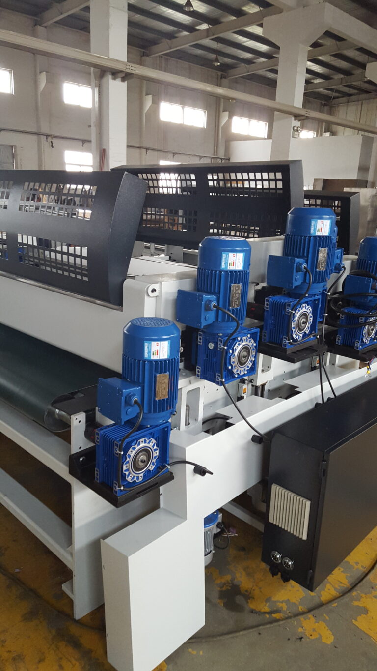 Worm gear reducer for roller coating machine